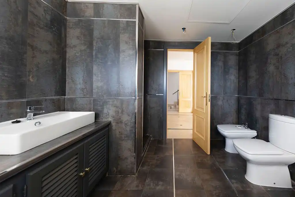 Baño de Casa o chalet en venta en Benahavís con Aire acondicionado, Calefacción y Jardín privado