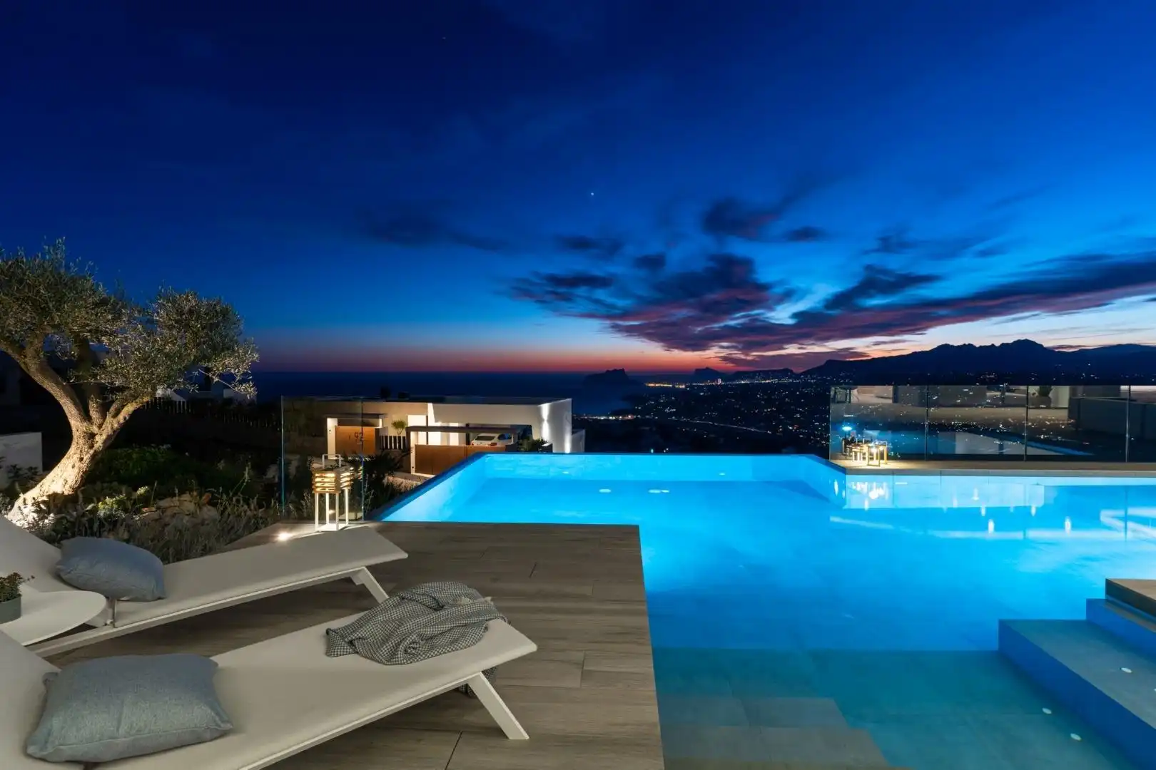 Detached house with pool for sale in Cumbre del Sol, imagen 2