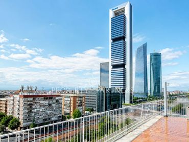 Apartment with pool for sale in Paseo de la Castellana