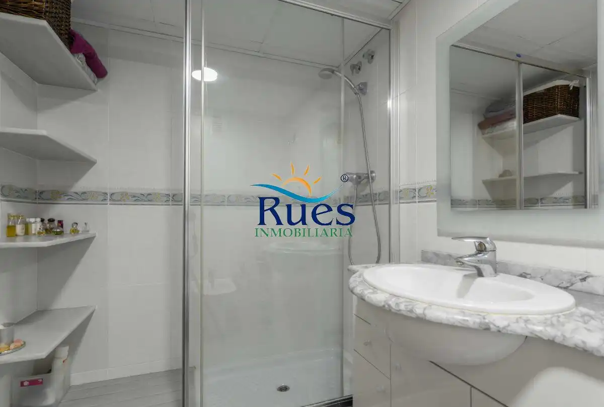 Baño de Ático en venta en Benicasim / Benicàssim con Aire acondicionado, Calefacción y Trastero
