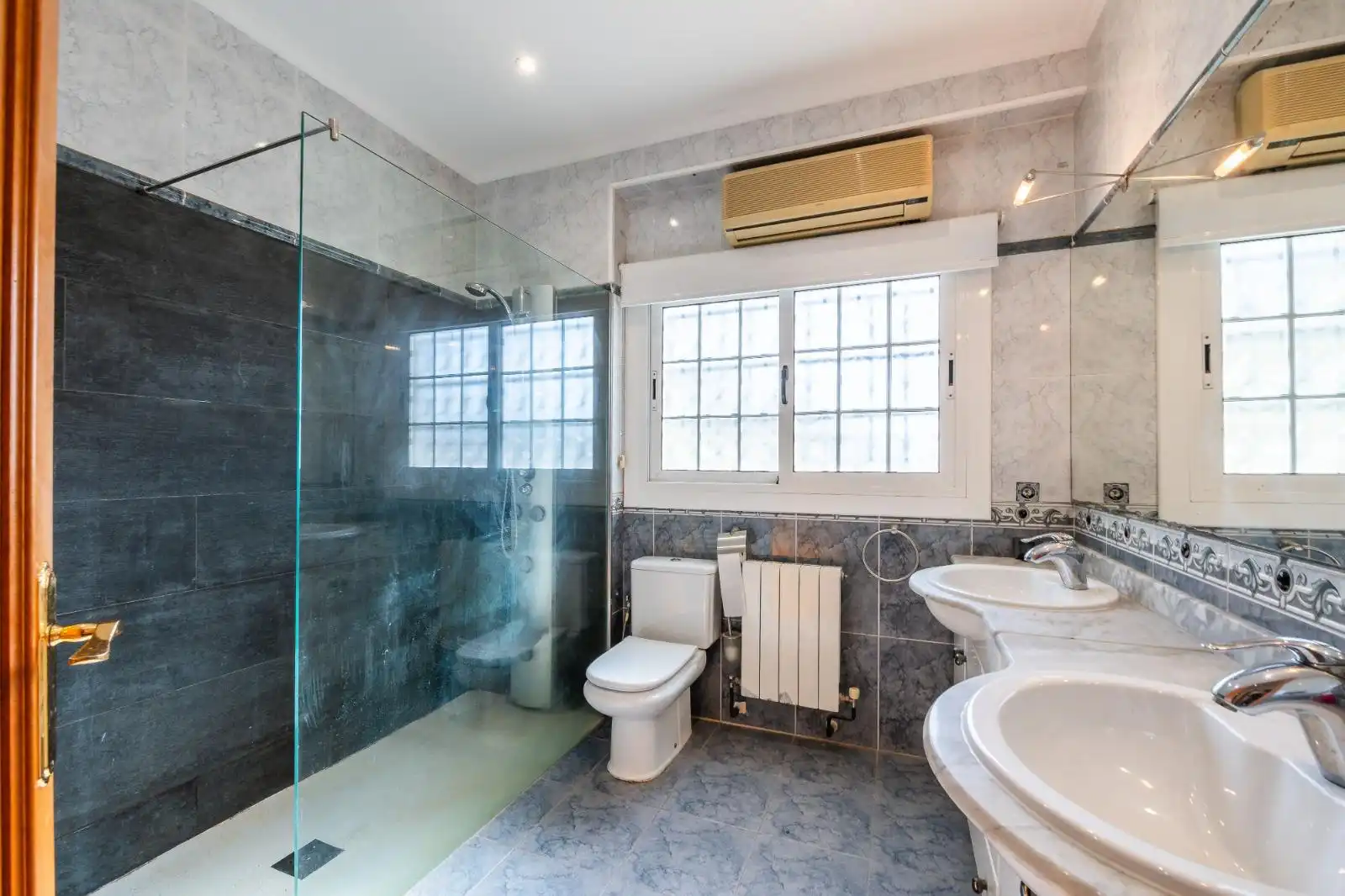 Baño de Casa o chalet en venta en Porqueres con Aire acondicionado, Calefacción y Jardín privado