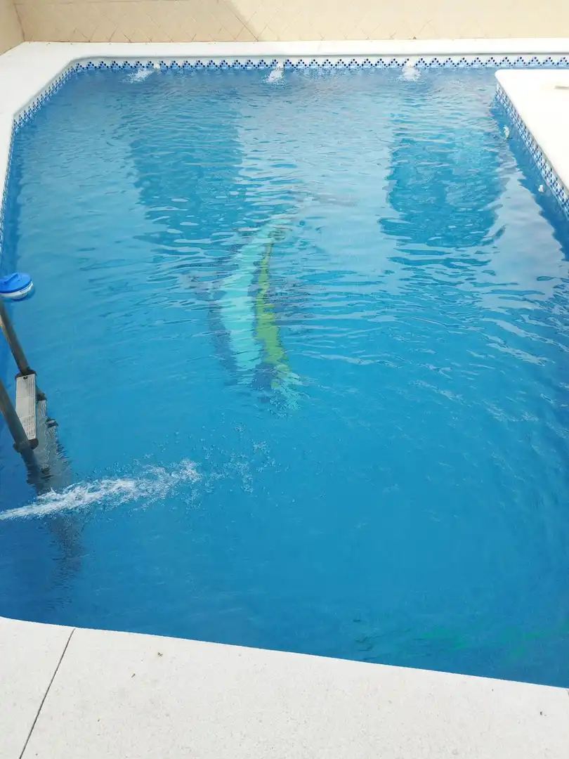 Schwimmbecken von Einfamilien-Reihenhaus zum Verkauf in La Palma del Condado mit Klimaanlage, Terrasse und Abstellraum