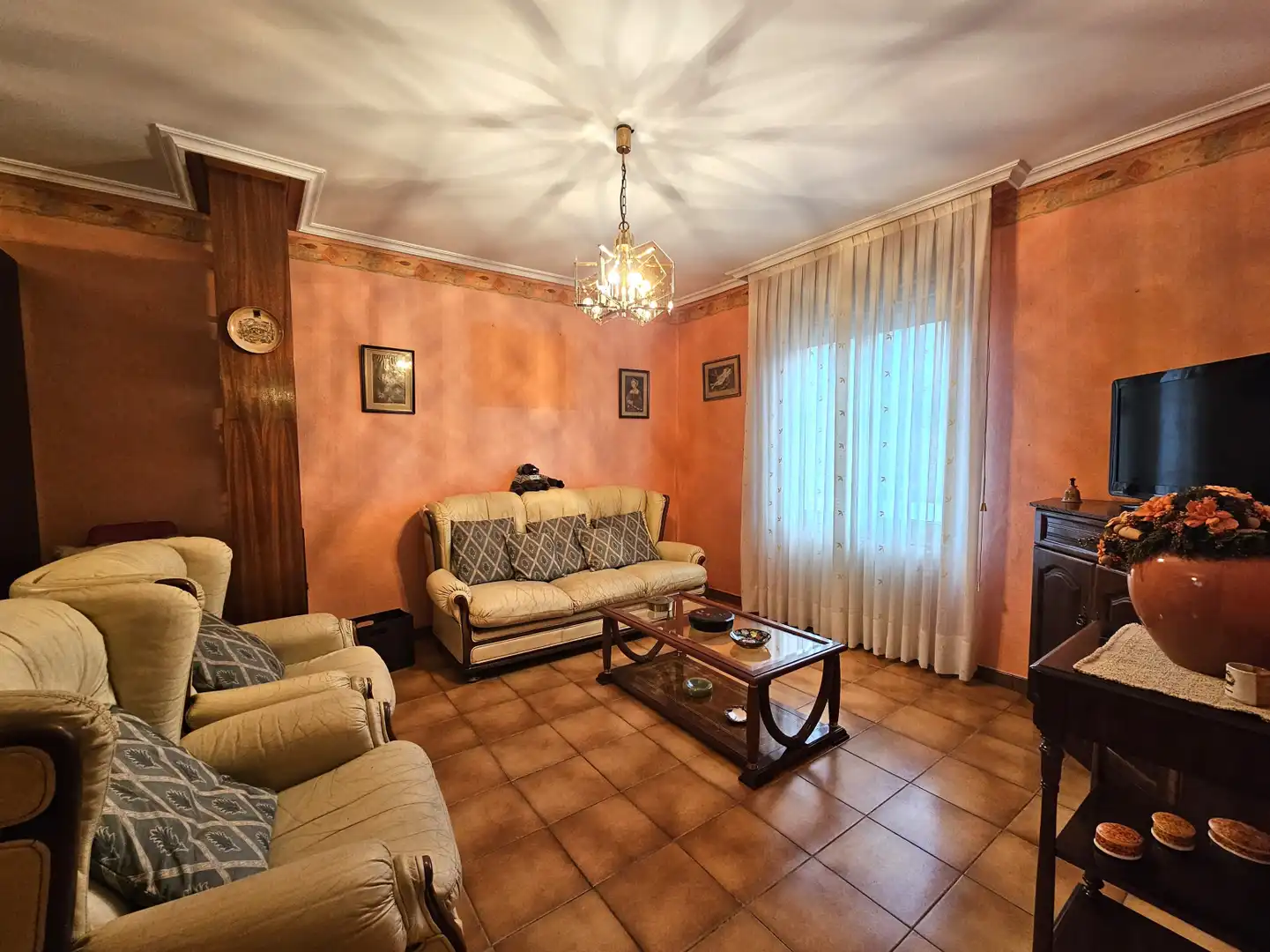 Sala de estar de Casa adosada de alquiler en Bimenes con Calefacción, Trastero y Amueblado