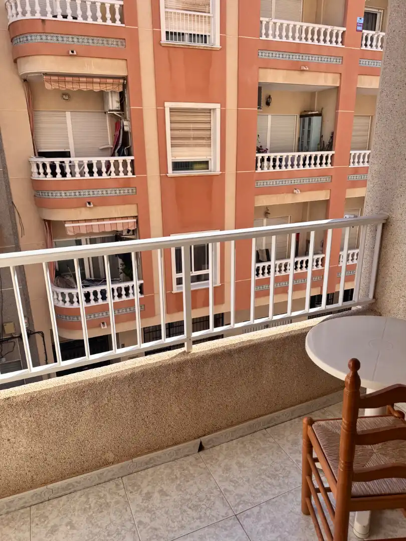 Terrassa de Pis de lloguer en Torrevieja amb Aire condicionat, Terrassa i Moblat