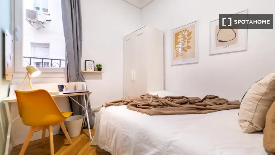 Bedroom of Flat for share in Madrid  with Air Conditioner, Terrace and Furnished
