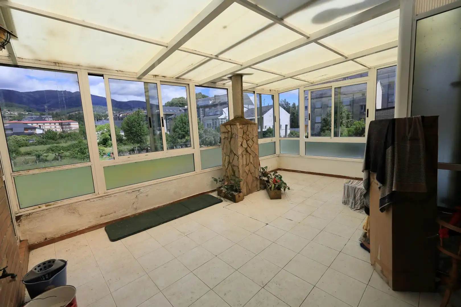 Casa adosada en venta en O Barco de Valdeorras   con Calefacción, Piscina y Balcón
