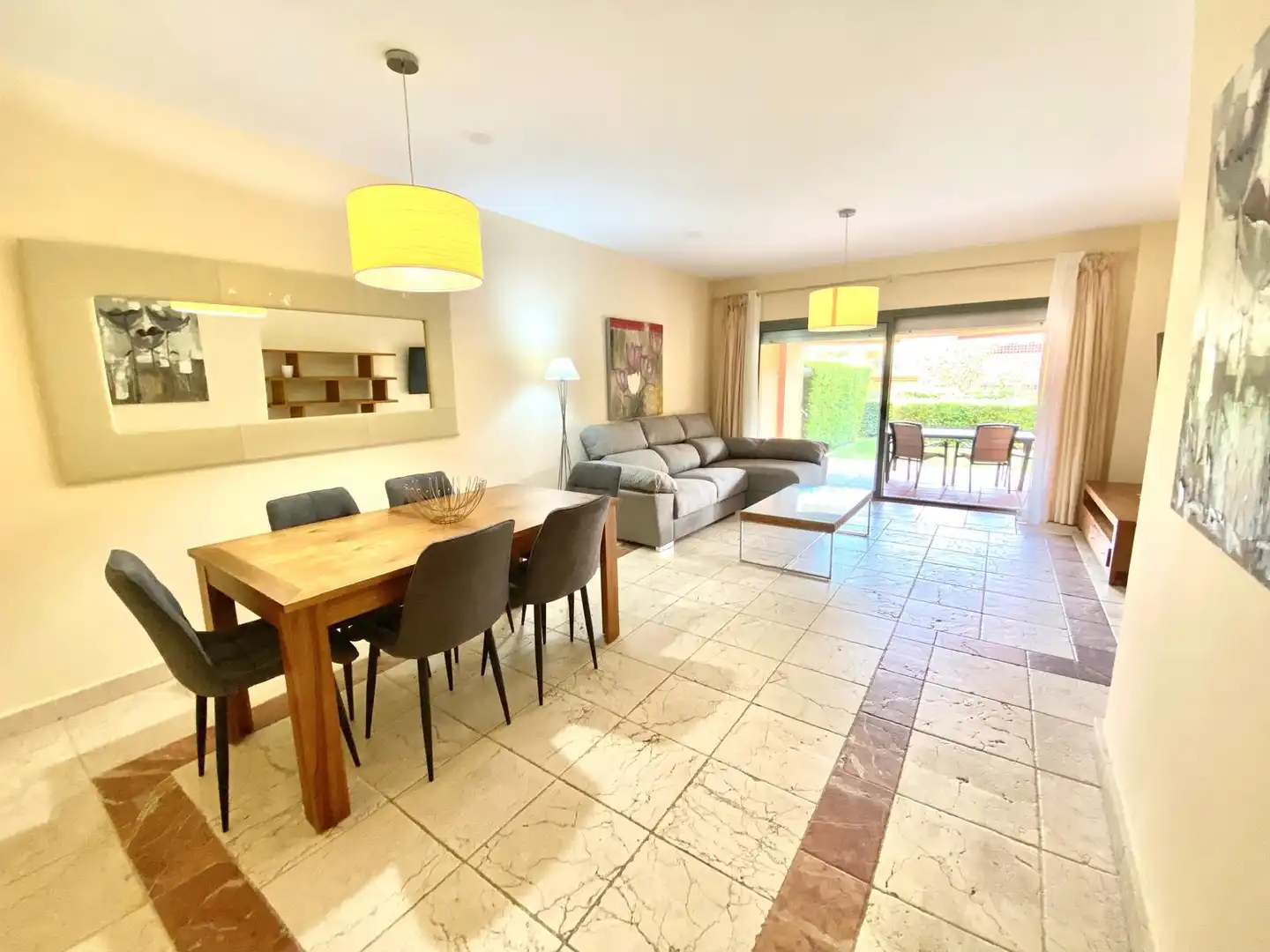 Sala de estar de Apartamento de alquiler en Estepona con Aire acondicionado, Calefacción y Jardín privado