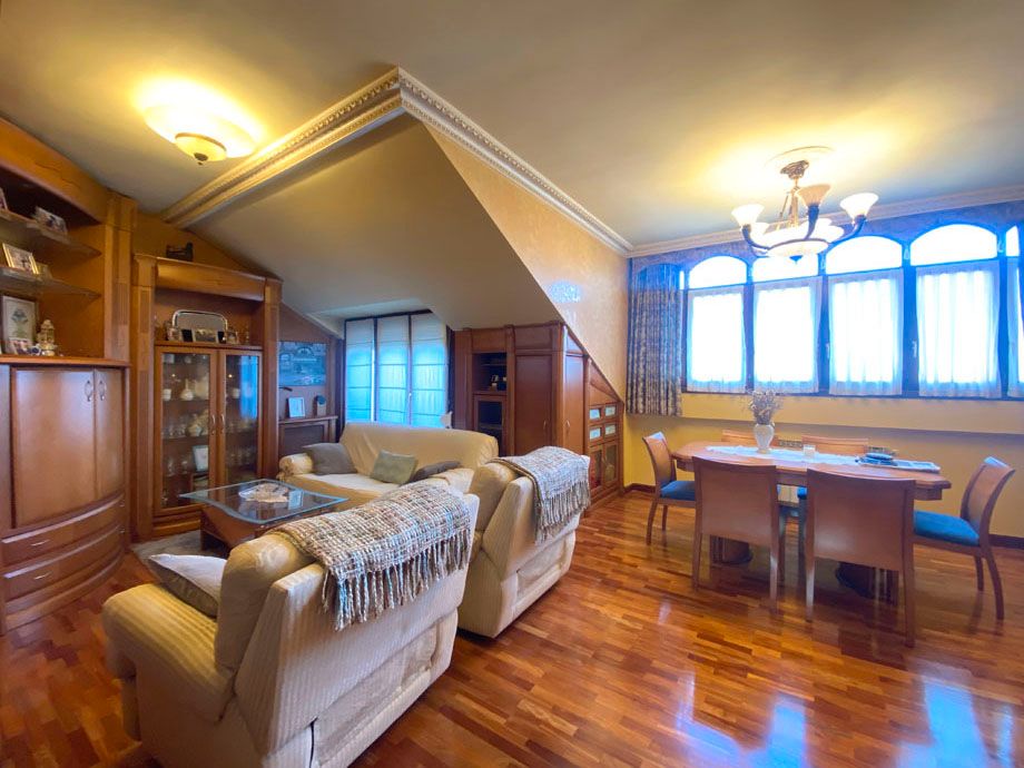 Sala d'estar de Pis en venda en Vitoria - Gasteiz amb Calefacció, Terrassa i Moblat