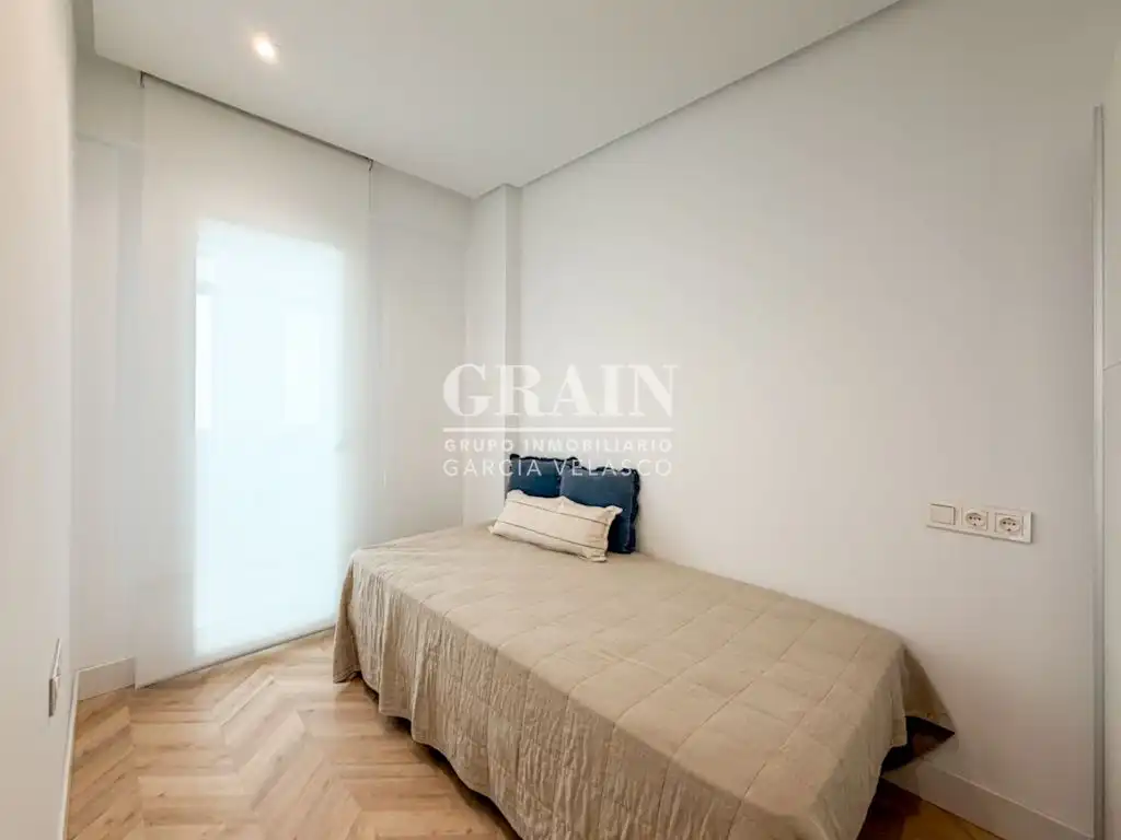 Schlafzimmer von Dachboden zur Miete in Albacete mit Heizung, Terrasse und Balkon