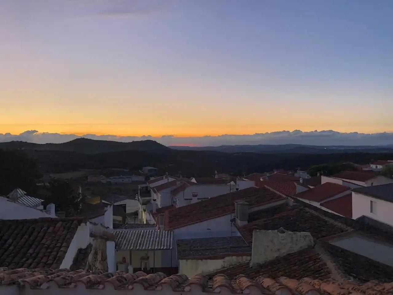 Vista exterior de Casa adosada en venda en Fuentes de León amb Terrassa i Balcó