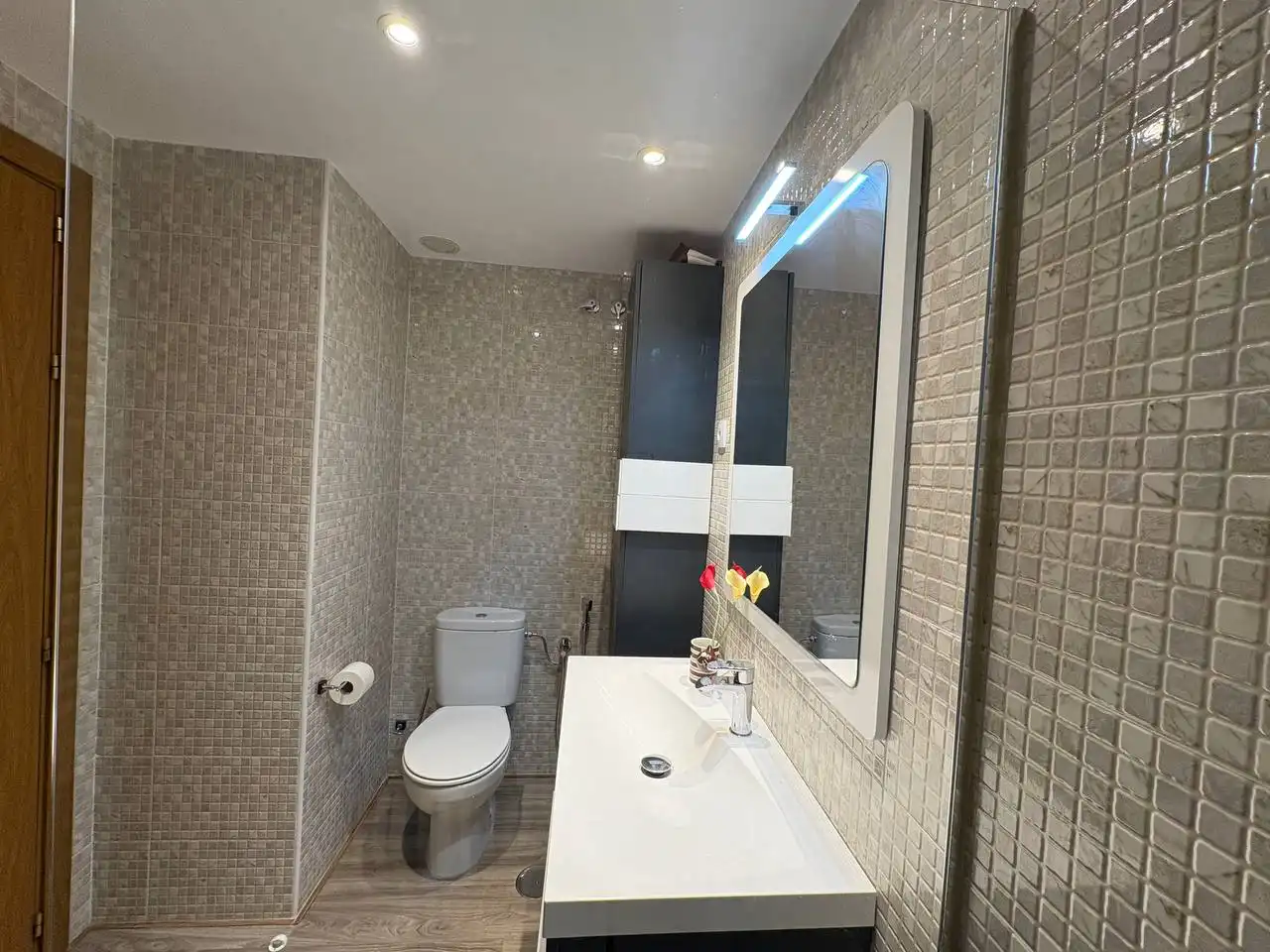 Bathroom of Flat for sale in Parla  with Air Conditioner, Heating and Parquet flooring