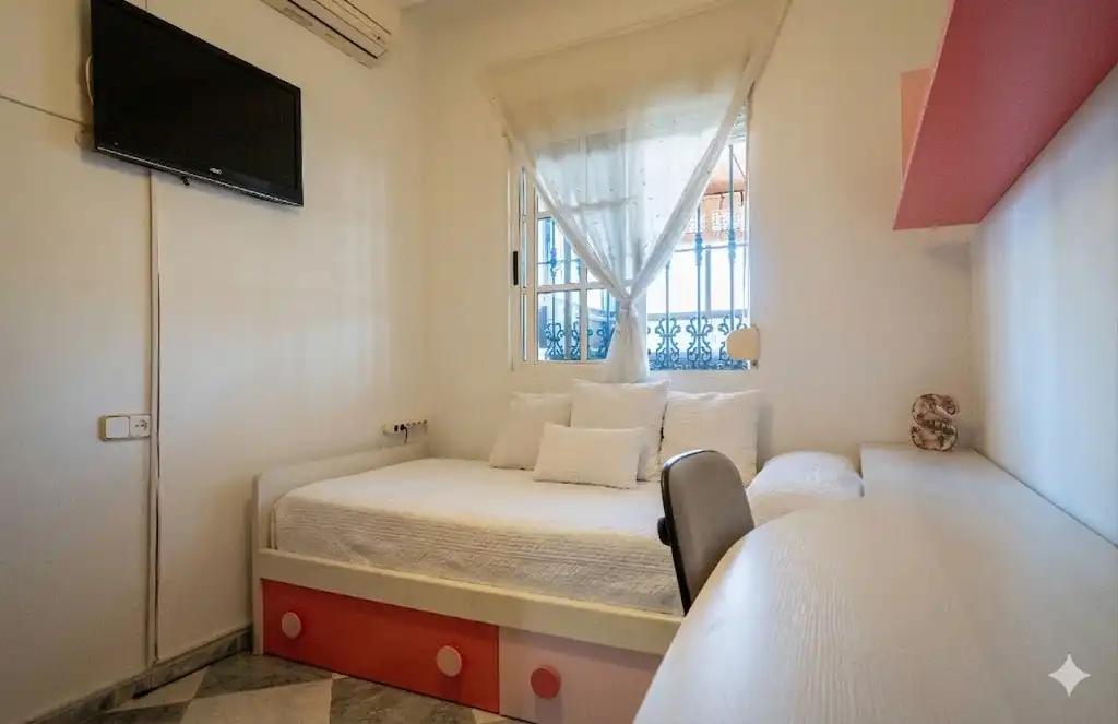 Habitación de Casa adosada en venta en Alcalá del Río con Aire acondicionado, Calefacción y Amueblado