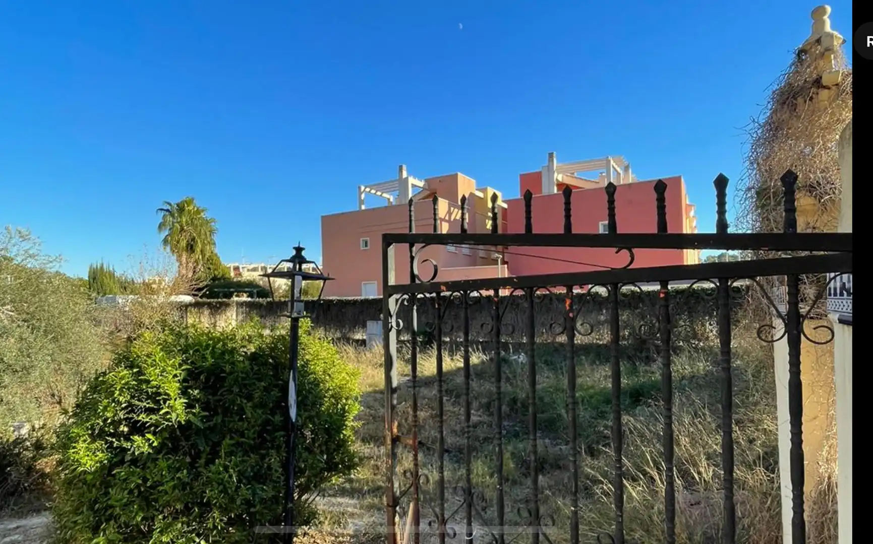 Vista exterior de Casa o xalet en venda en Orihuela amb Aire condicionat, Jardí privat i Moblat