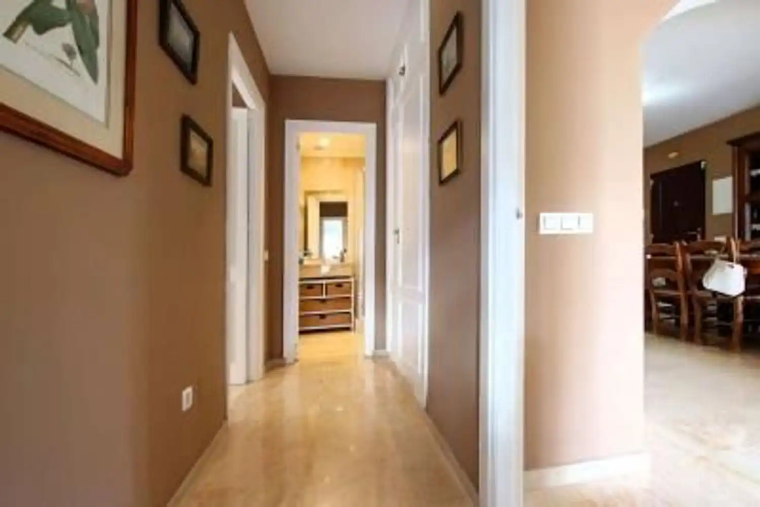 Wohnung zum Verkauf in Marbella mit Klimaanlage, Privatgarten und Terrasse