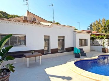 Casa con piscina en venta en Orihuela Costa