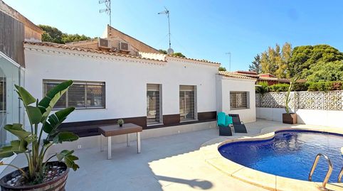 Ubicada en la codiciada zona de Punta Prima, esta villa orientada al sur se encuentra en una amplia parcela y ofrece la combinació