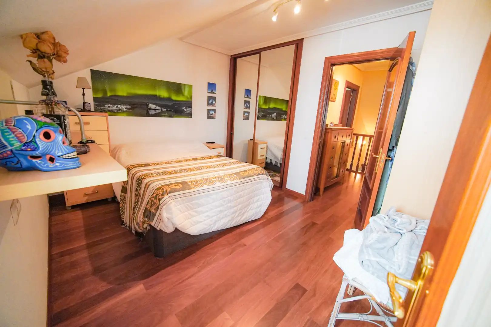 Schlafzimmer von Dachboden zum Verkauf in Avilés mit Heizung, Parkett und Terrasse