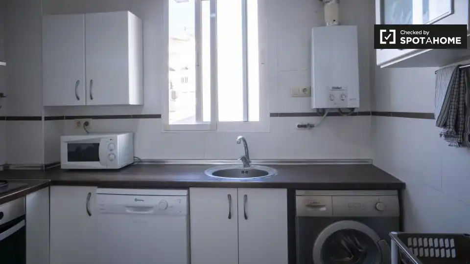 Cuina de Pis de lloguer en Valencia amb Aire condicionat, Calefacció i Moblat