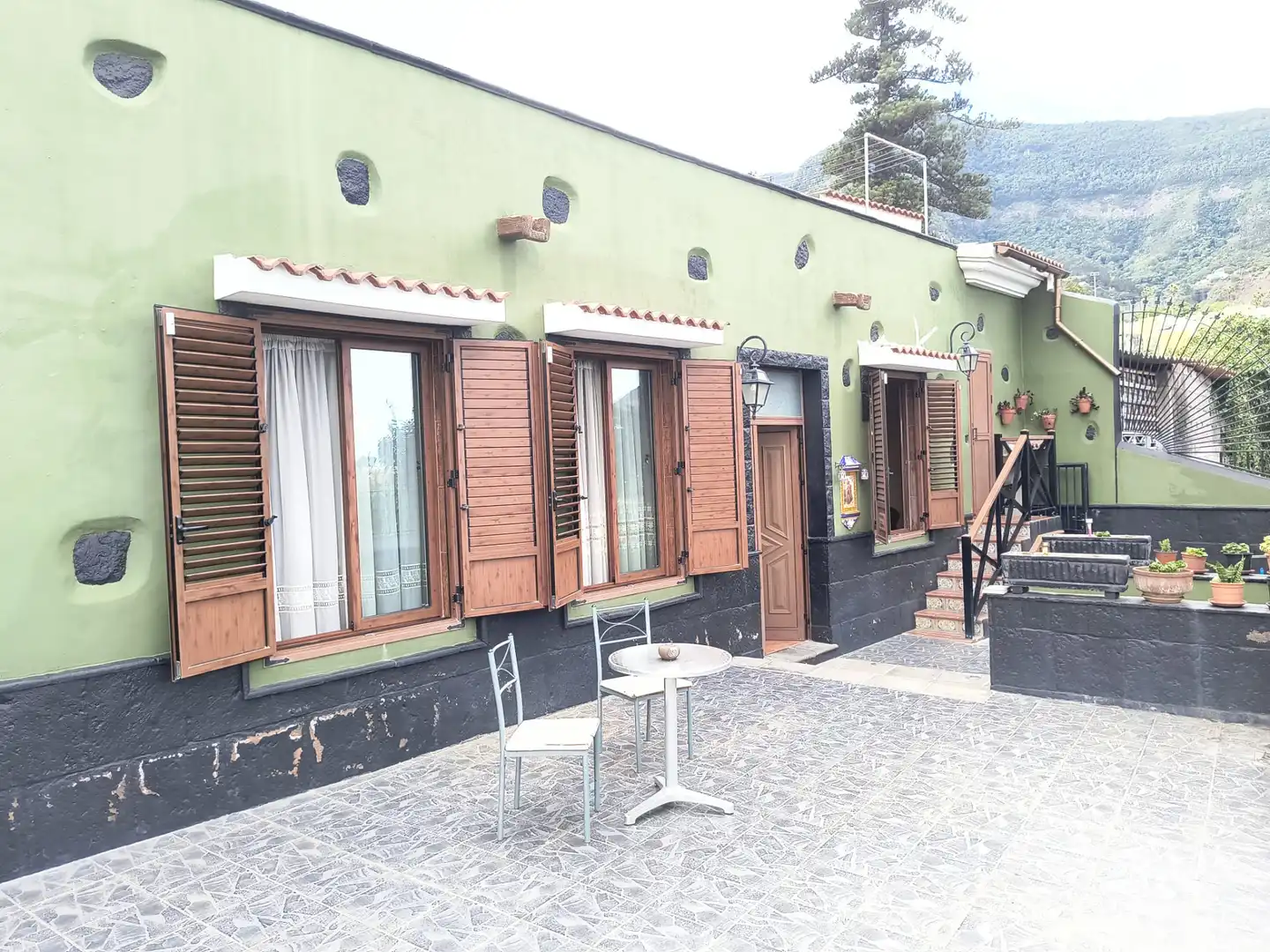 Vista exterior de Casa o chalet en venta en Los Realejos con Jardín privado, Terraza y Amueblado