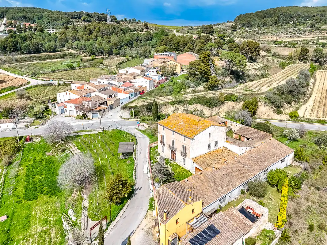 Außenansicht von Country house zum Verkauf in Subirats mit Privatgarten und Balkon
