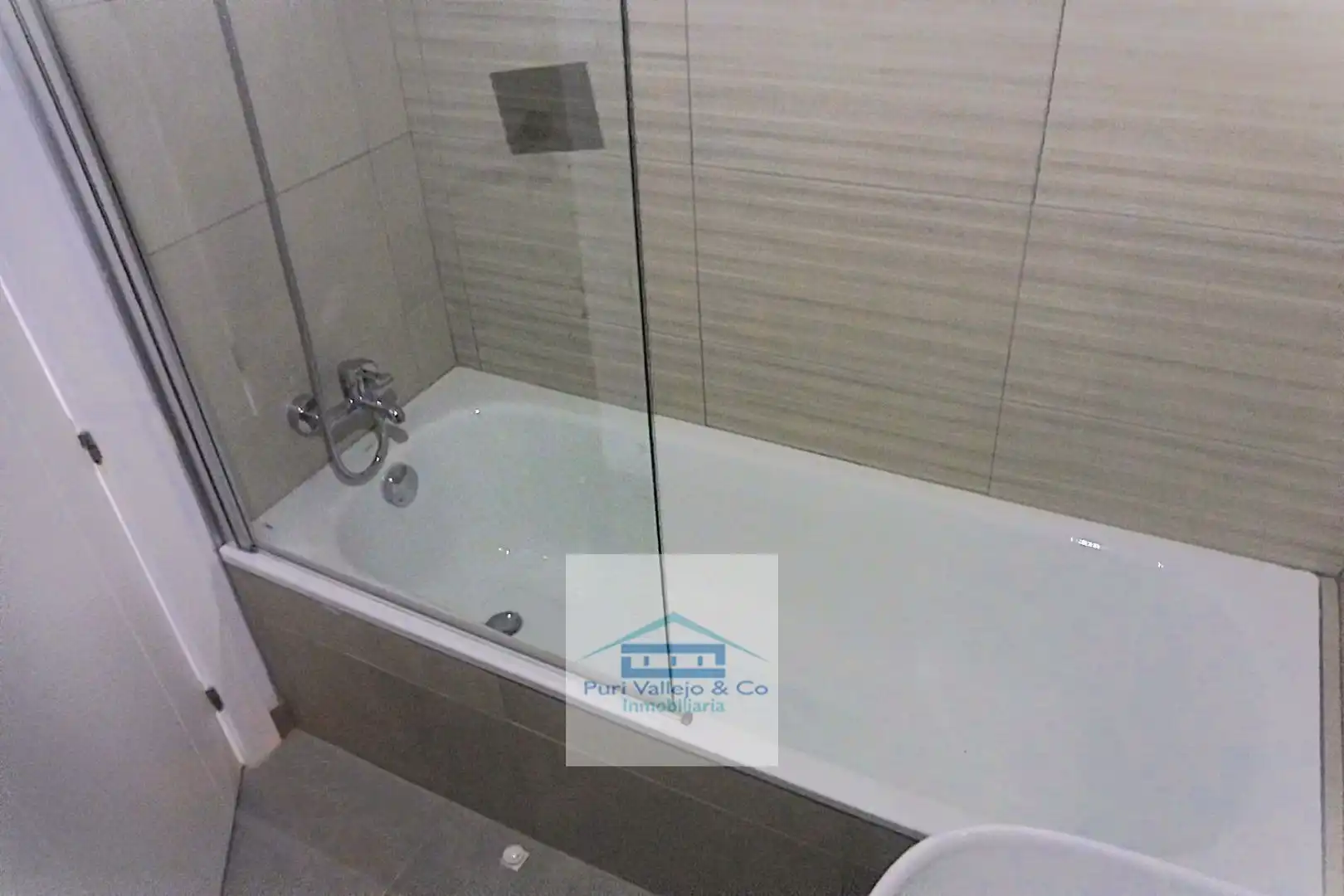Baño de Piso de alquiler en Córdoba con Aire acondicionado, Terraza y Trastero