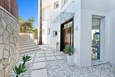 Vista exterior de Casa o xalet en venda en Marbella amb Aire condicionat, Calefacció i Jardí privat