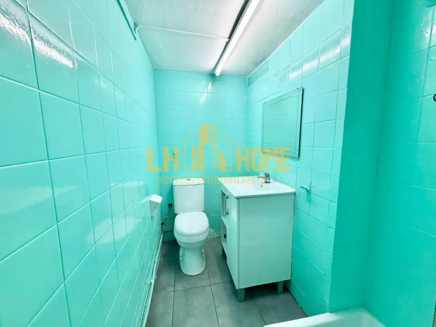 Bathroom of Commercial properties for sale in L'Hospitalet de Llobregat  with Air Conditioner