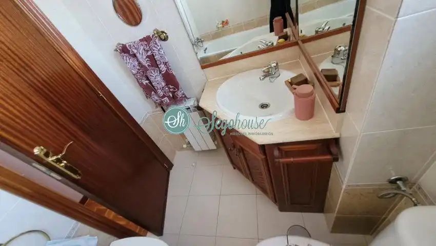 Bathroom of Flat for sale in Segovia  with Heating, Parquet flooring and Terrace
