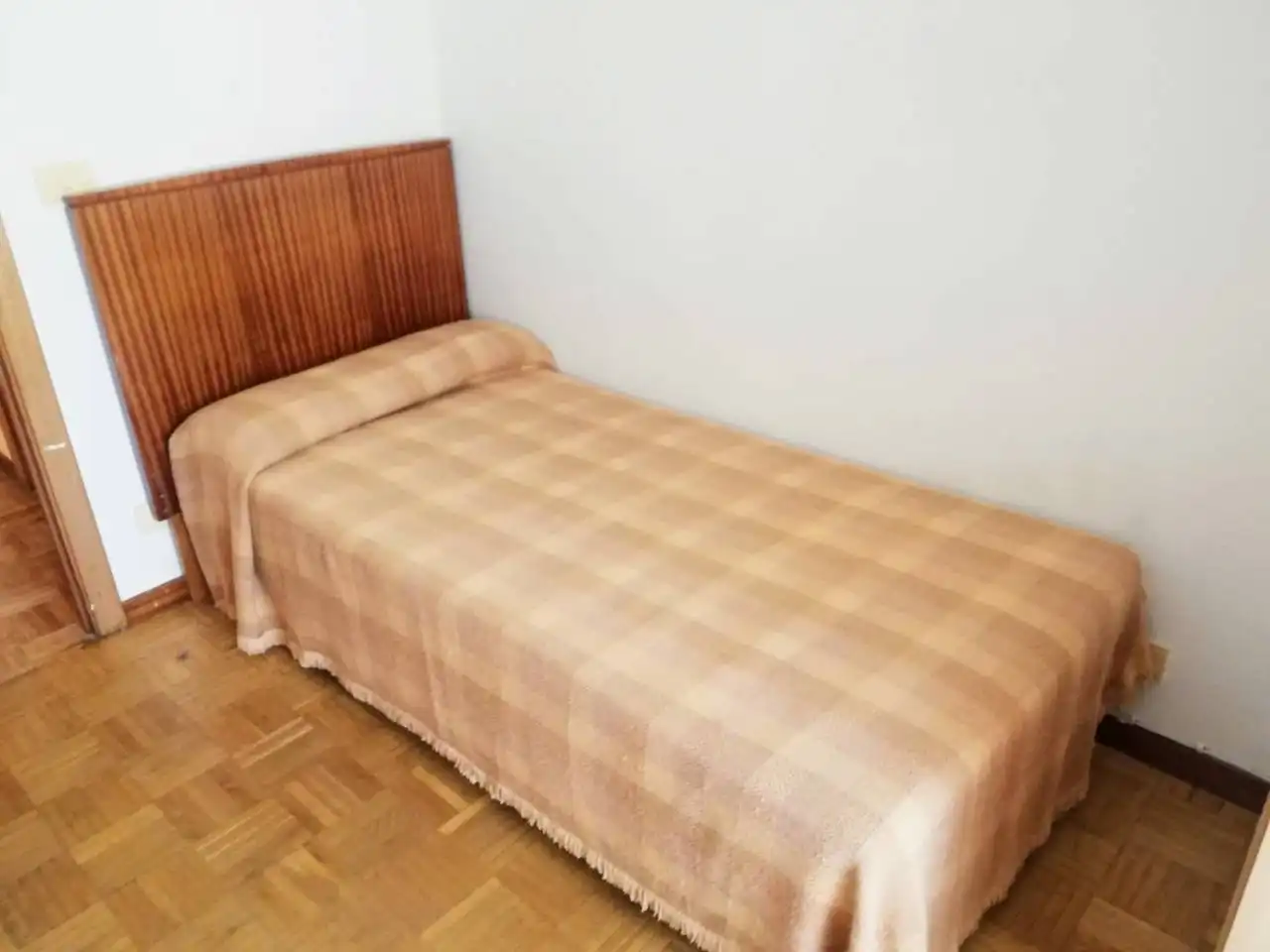 Bedroom of Flat for rent in Burgos  with Heating, Parquet flooring and Terrace