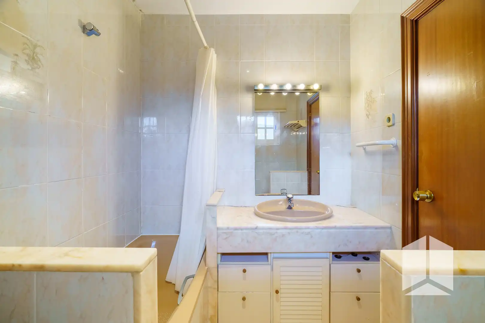 Baño de Casa adosada en venta en Castelldefels con Aire acondicionado, Calefacción y Terraza