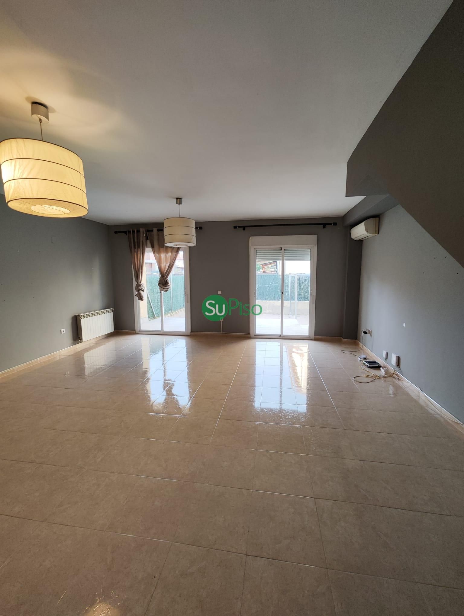 Sala d'estar de Casa adosada en venda en Yeles amb Aire condicionat, Calefacció i Jardí privat