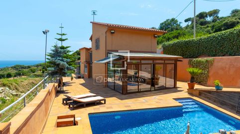 Una casa en plena naturaleza y con vistas al mar en venta en Teià, Barcelona.