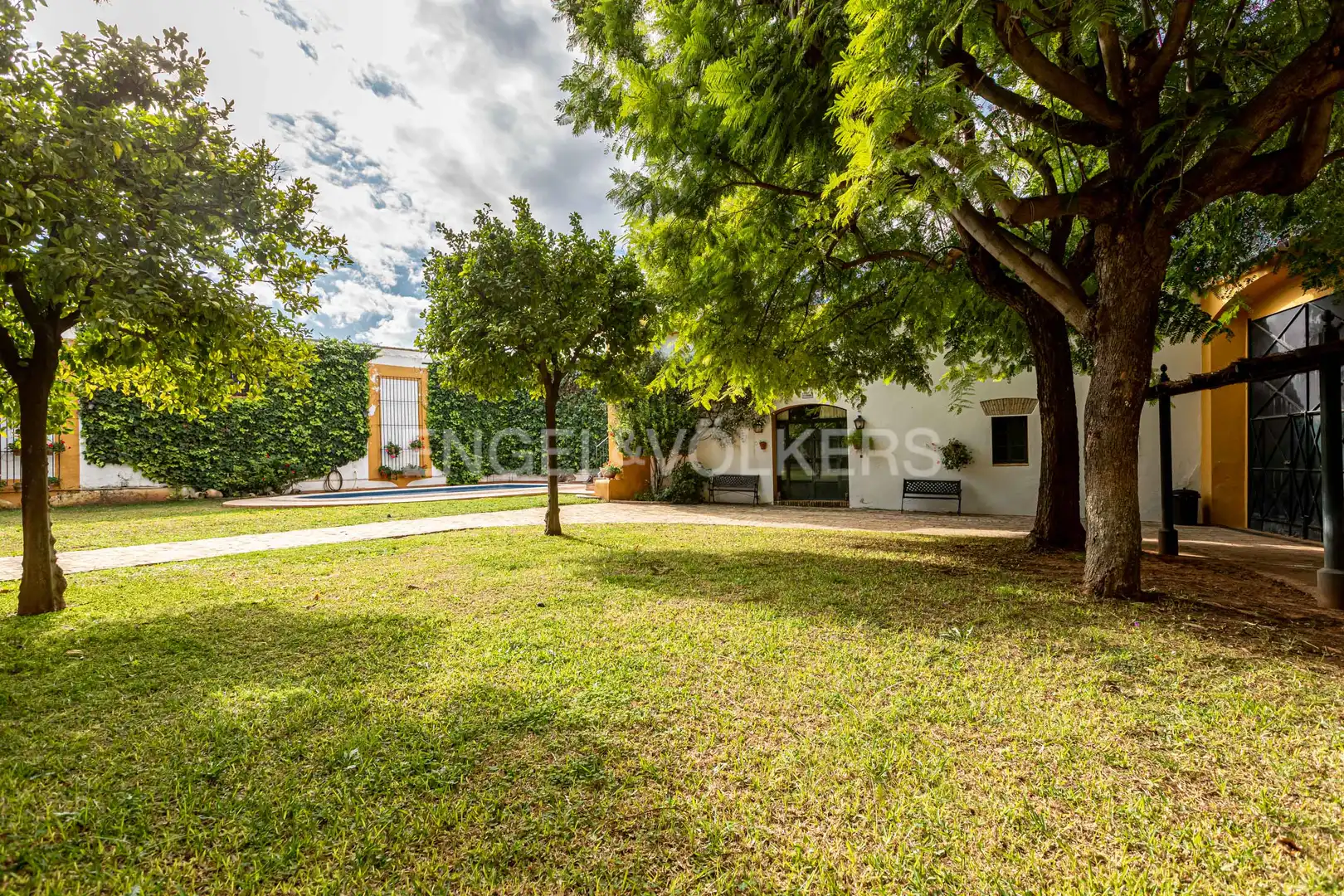 Vista exterior de Casa o chalet en venta en Umbrete con Calefacción, Jardín privado y Piscina