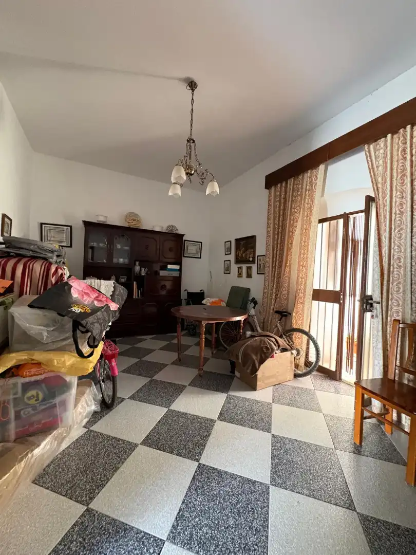 Sala d'estar de Casa adosada en venda en Carmona amb Aire condicionat i Terrassa