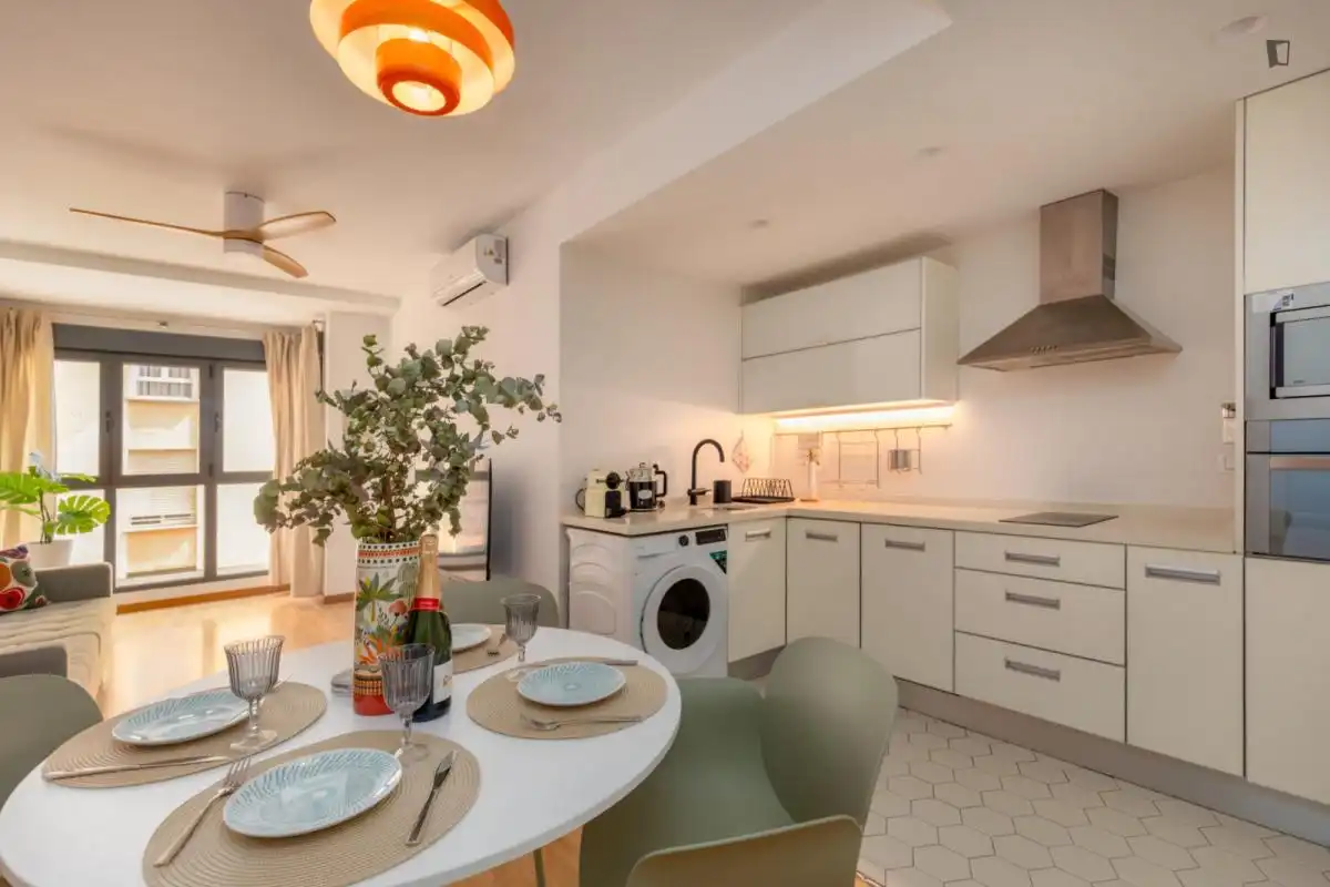 Cuina de Apartament de lloguer en Valencia amb Aire condicionat, Moblat i Forn