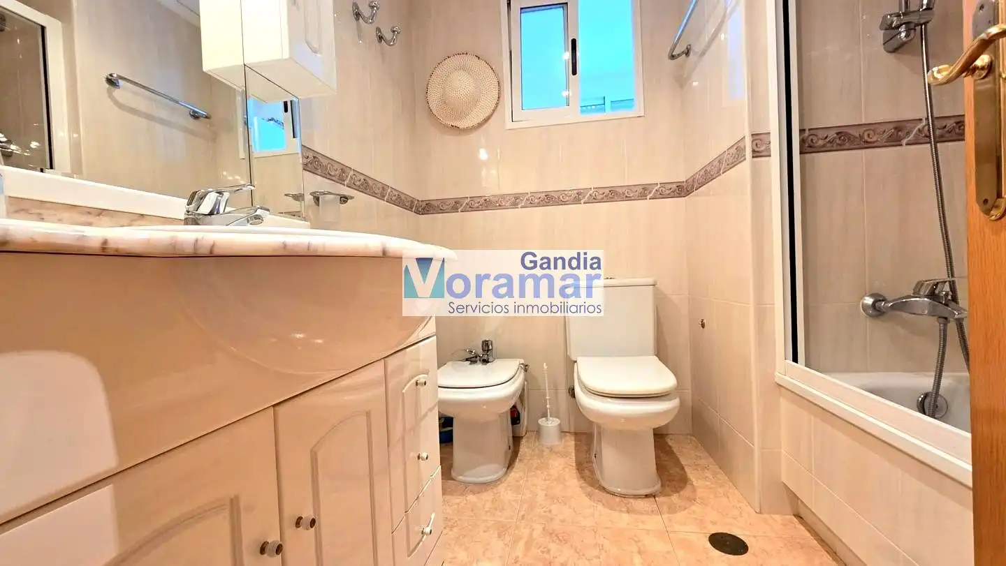 Baño de Apartamento de alquiler en Gandia con Aire acondicionado, Calefacción y Piscina comunitaria