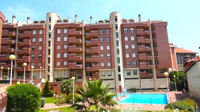 Vista exterior de Àtic en venda en Castro-Urdiales amb Calefacció, Parquet i Terrassa