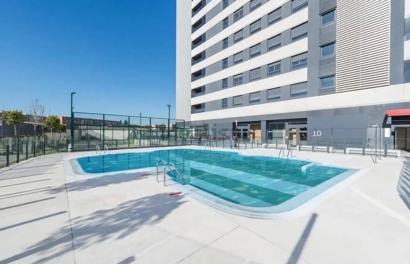 Piscina de Pis de lloguer en Madrid amb Calefacció, Jardí privat i Piscina comunitària