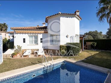 Casa amb piscina en venda a Calle Brueghell