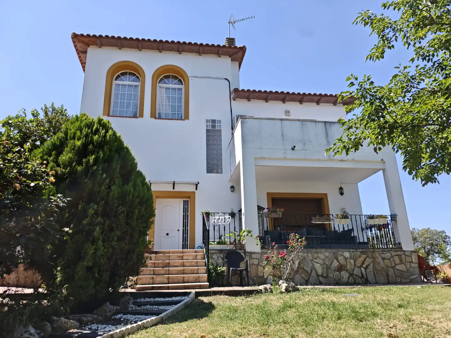 Vista exterior de Casa o chalet en venta en Sevilla la Nueva con Aire acondicionado, Calefacción y Jardín privado