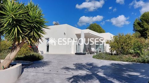 Villa privada moderna de lujo en una sola planta con piscina privada