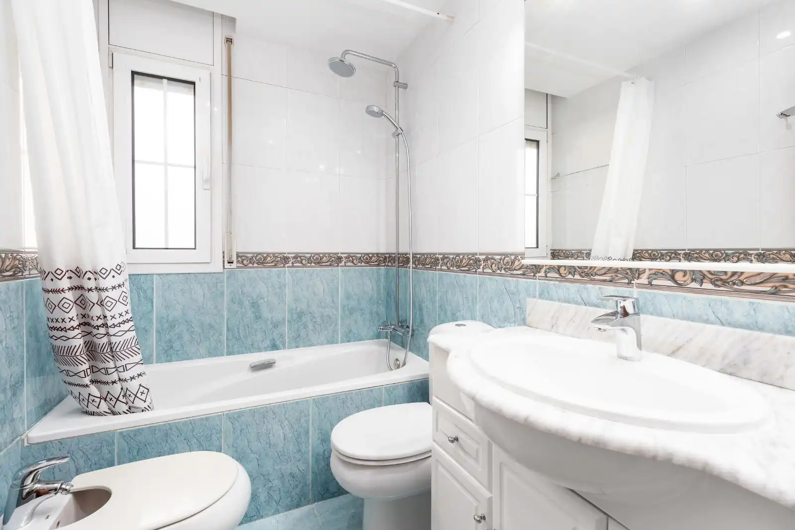 Baño de Casa adosada en venta en Parets del Vallès con Aire acondicionado, Calefacción y Trastero