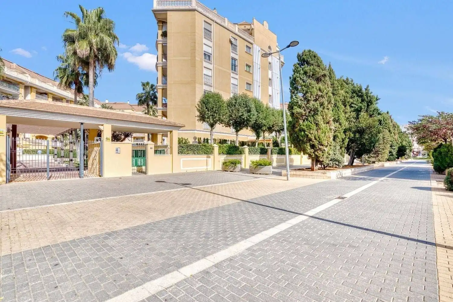 Vista exterior de Apartament en venda en Dénia amb Aire condicionat i Piscina comunitària