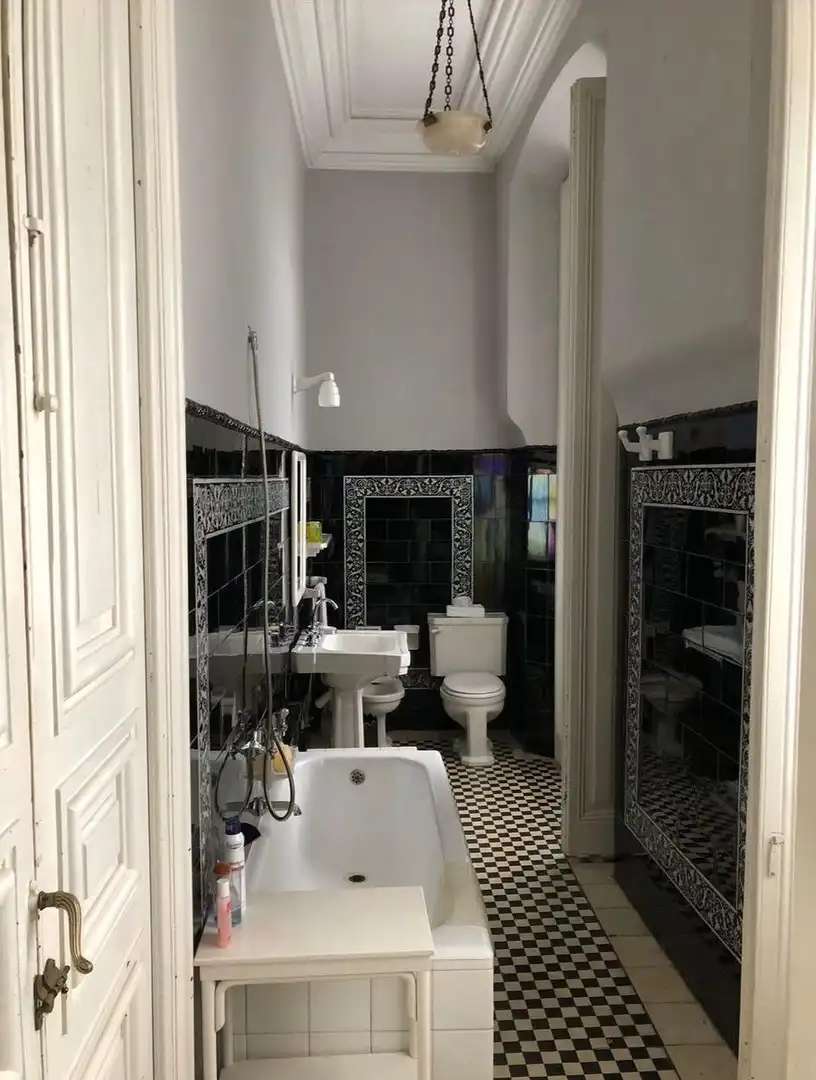 Bany de Casa o xalet en venda en Gijón  amb Jardí privat, Terrassa i Moblat