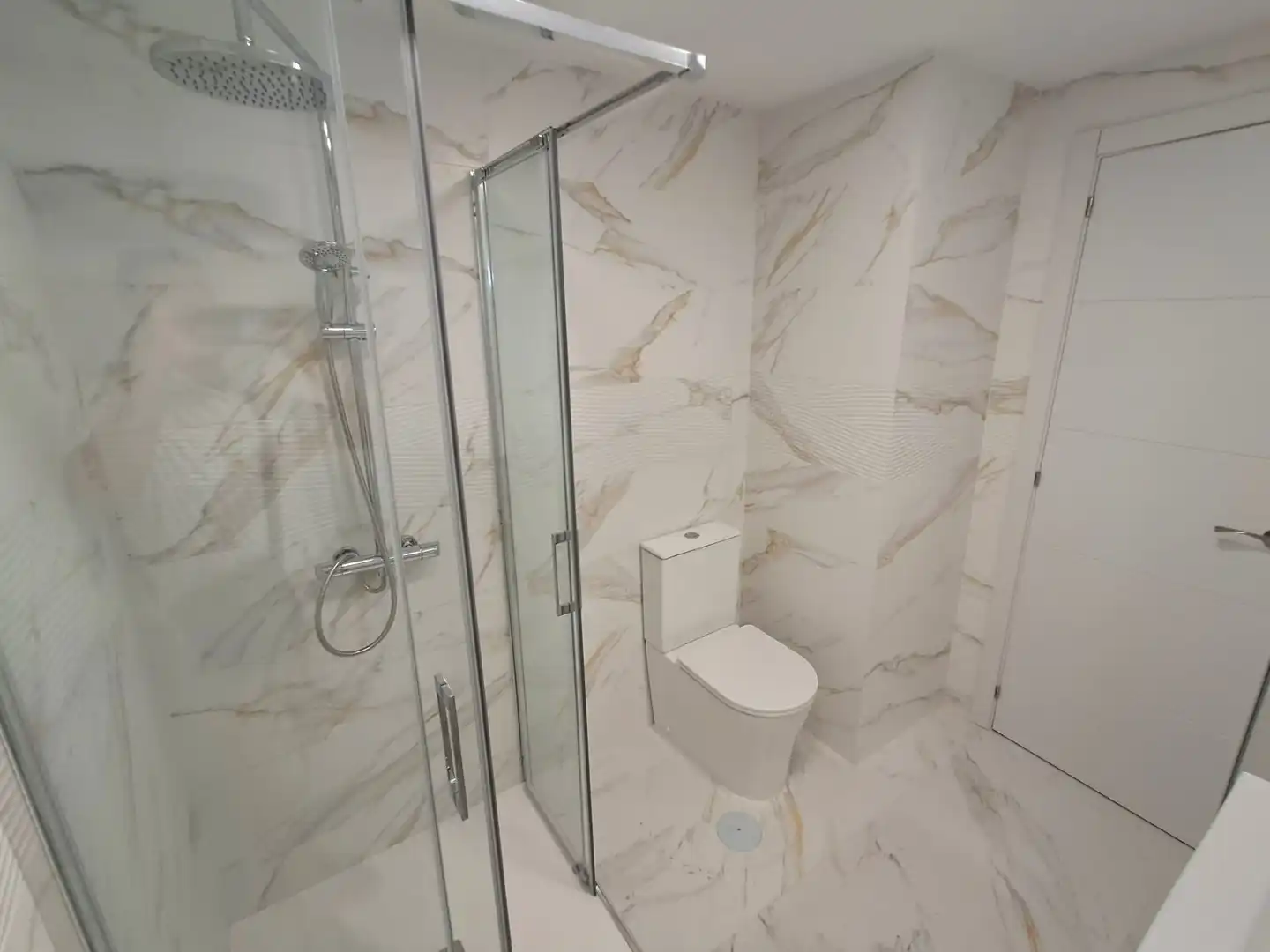 Baño de Apartamento en venta en Benalmádena con Aire acondicionado, Calefacción y Jardín privado