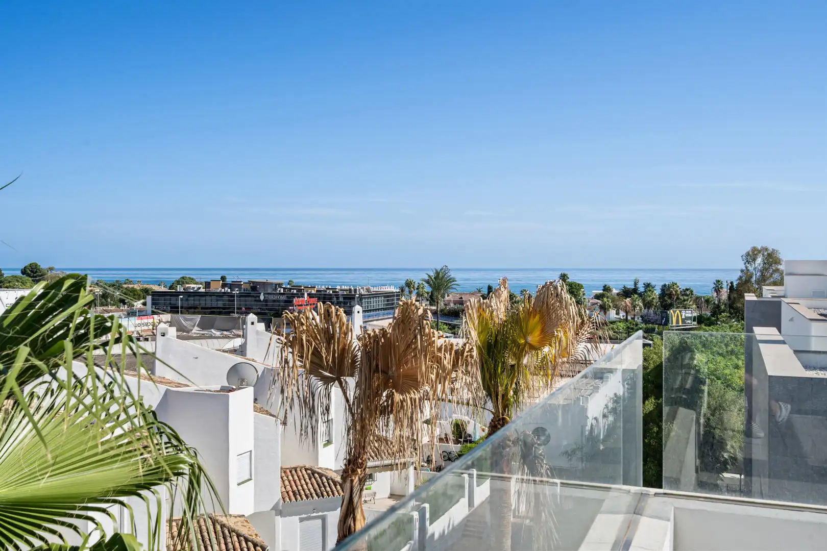 Vista exterior de Ático de alquiler en Estepona con Aire acondicionado, Terraza y Piscina