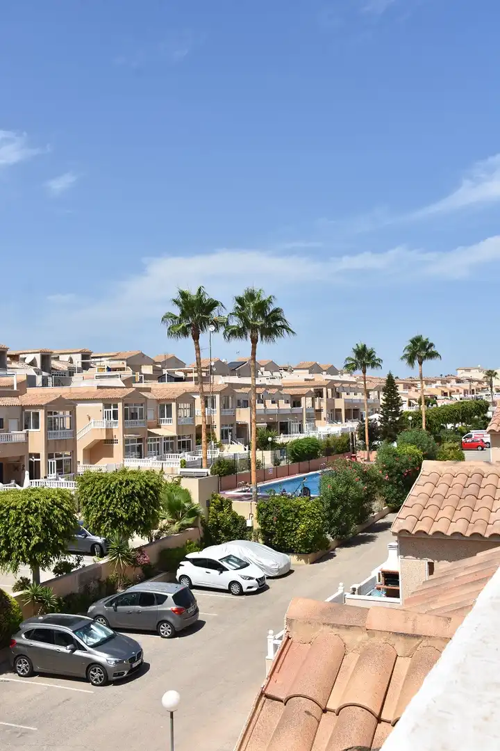Vista exterior de Dúplex en venta en Orihuela con Terraza, Piscina y Amueblado