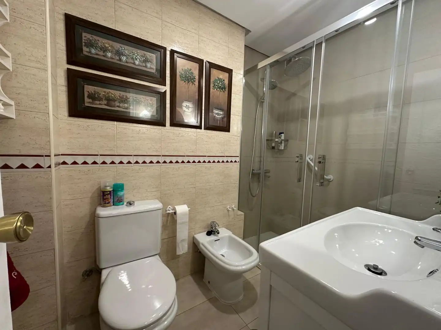 Bathroom of Flat for sale in Madrid  with Parquet flooring, Terrace and Storage room