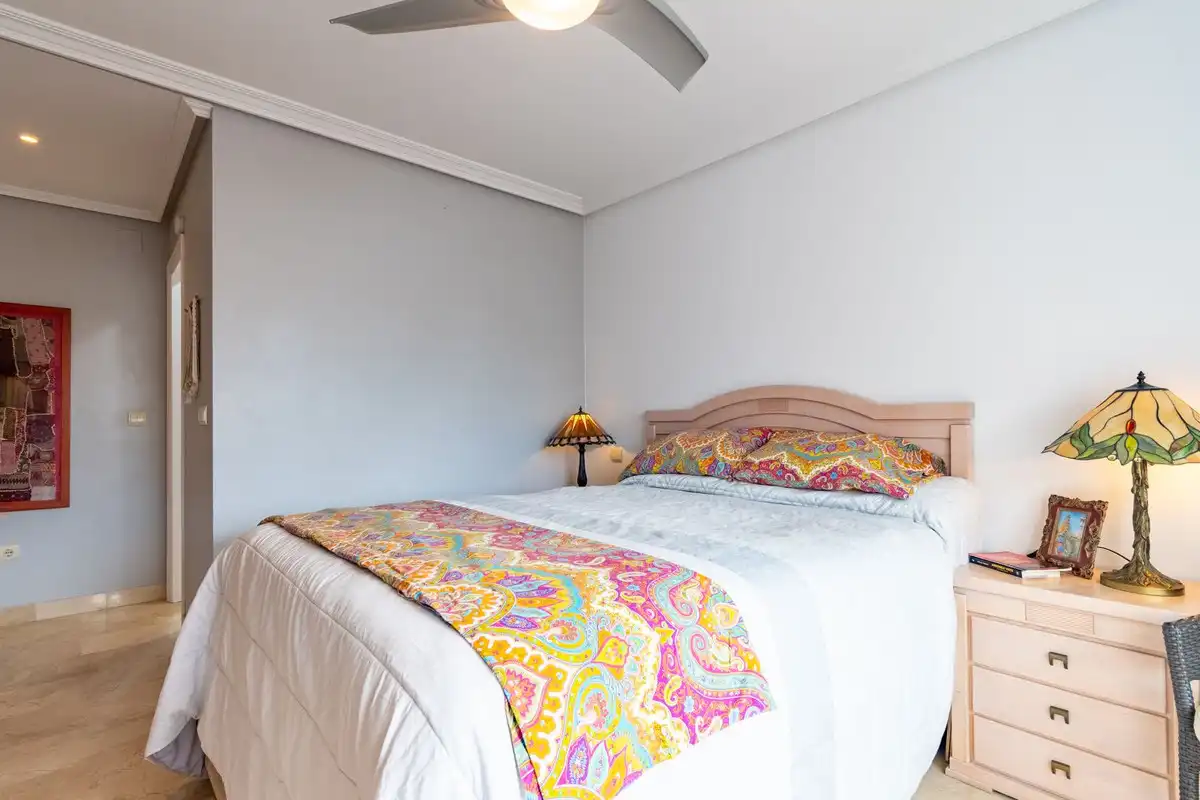 Dormitori de Apartament en venda en Estepona amb Aire condicionat, Terrassa i Traster
