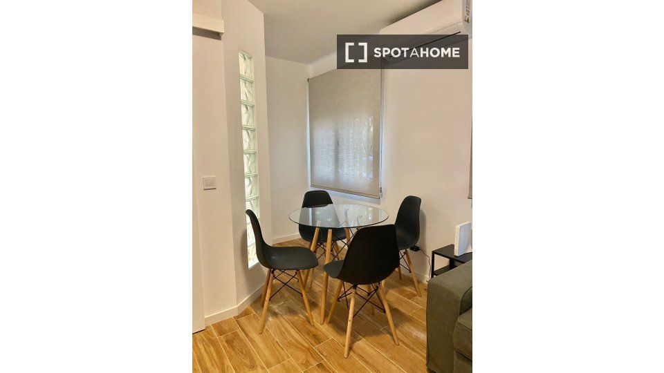 Exterior view of Flat to rent in  Madrid Capital  with Air Conditioner, Heating and Furnished